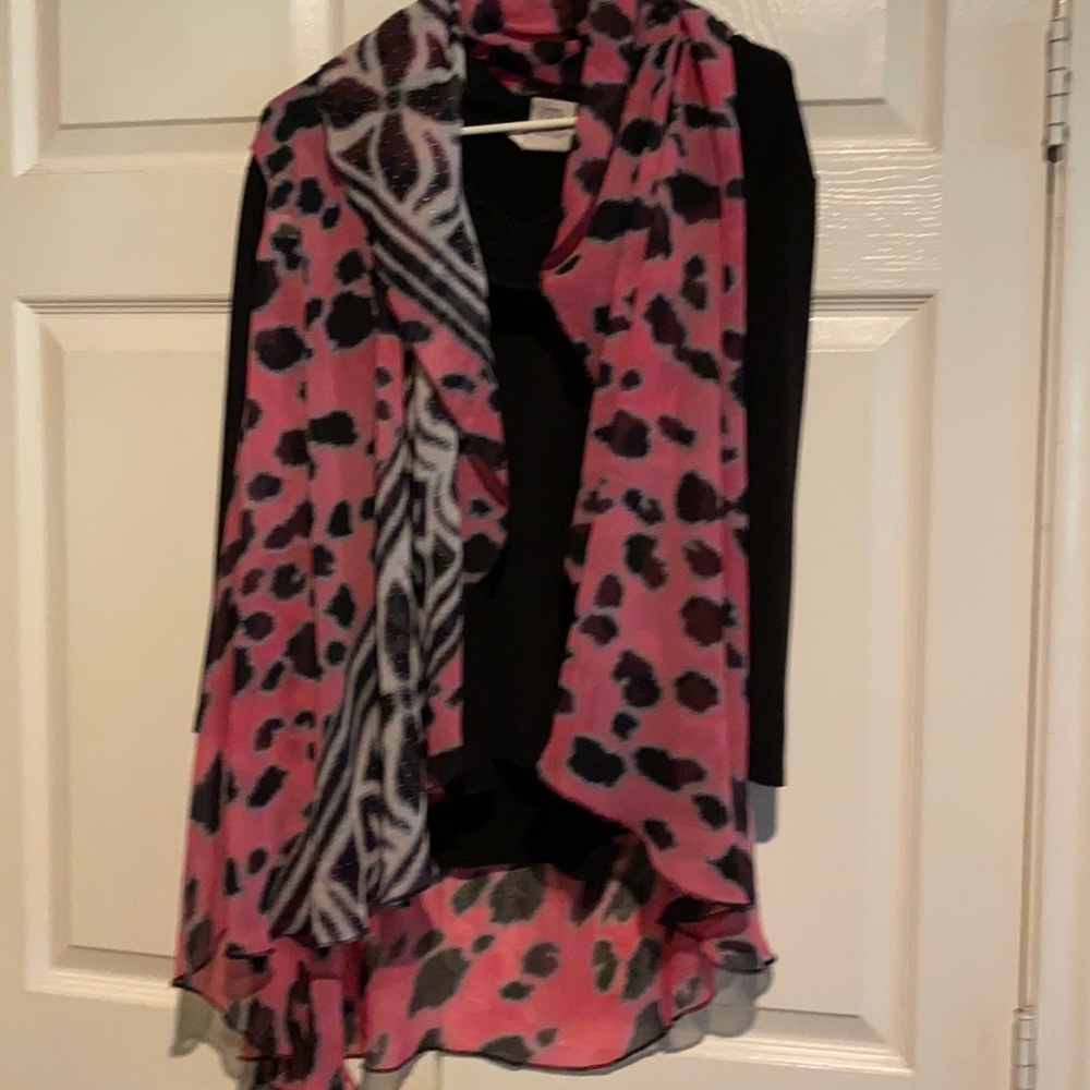 Ladies throw on decor scarf top never worn I’m a 2X & it fits on me